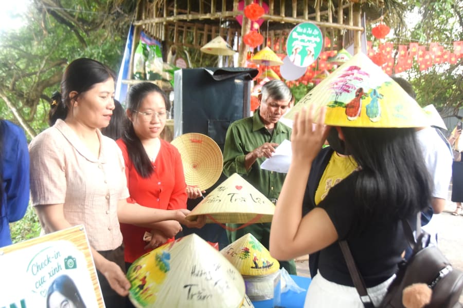 Sản phẩm nón lá truyền thống làng Trà Lộc được du khách ưa thích-Ảnh: Đ.V