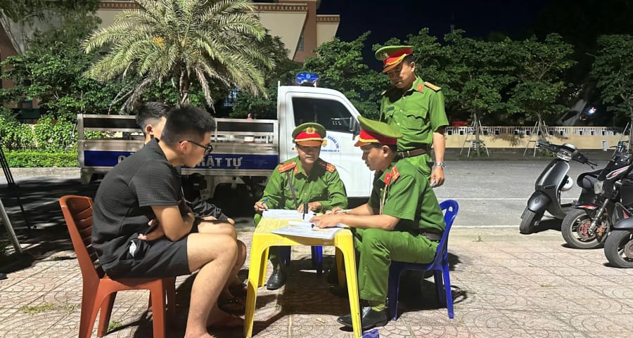 Công an phường Đồng Hới tuần tra, kiểm soát, phát hiện nhiều thanh thiếu niên vi phạm pháp luật về trật tự an toàn giao thông đường bộ - Ảnh: H.Tr