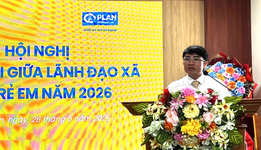 Đại diện lãnh đạo HĐND, các ban, ngành của xã Trường Sơn trả lời các ý kiến, đề xuất của các em tại buổi đối thoại - Ảnh: H.T