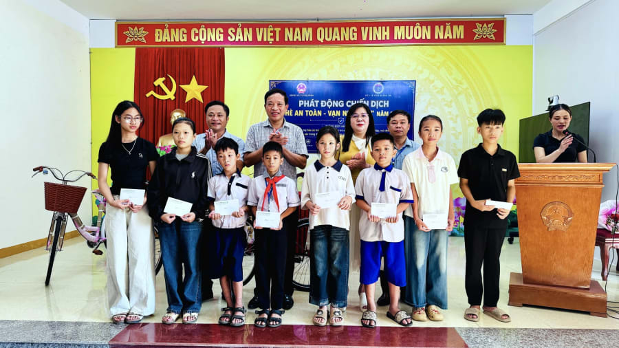 Xã Tuyên Bình phối hợp Sở Y tế trao 20 suất học bổng và 5 xe đạp cho học sinh có hoàn cảnh khó khăn - Ảnh: Quang Ngọc.