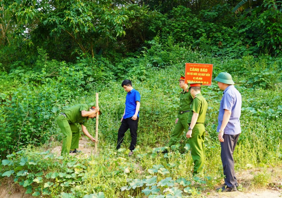 Cắm biển cảnh báo nhằm nâng cao ý thức phòng, tránh tai nạn đuối nước cho người dân và trẻ em- Ảnh: X.P