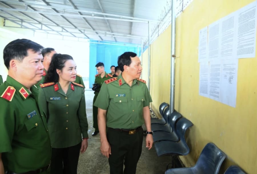 Lãnh đạo Bộ Công an kiểm tra việc niêm yết công khai Quyết định của Chủ tịch nước về đặc xá năm 2026.