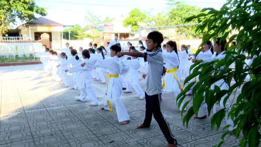 Ảnh 1:Các em thiếu nhi thôn Nhĩ Thượng tham gia học võ - Ảnh: N.D