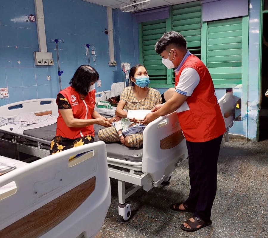 Ngoài tổ chức Nồi cháo yêu thương, Câu lạc bộ Chúng tôi hát vì những mảnh đời khó khăn Quảng Bình còn gây quỹ để hỗ trợ tiền mặt cho những bệnh nhân hoàn cảnh khó khăn-Ảnh: CLBCC