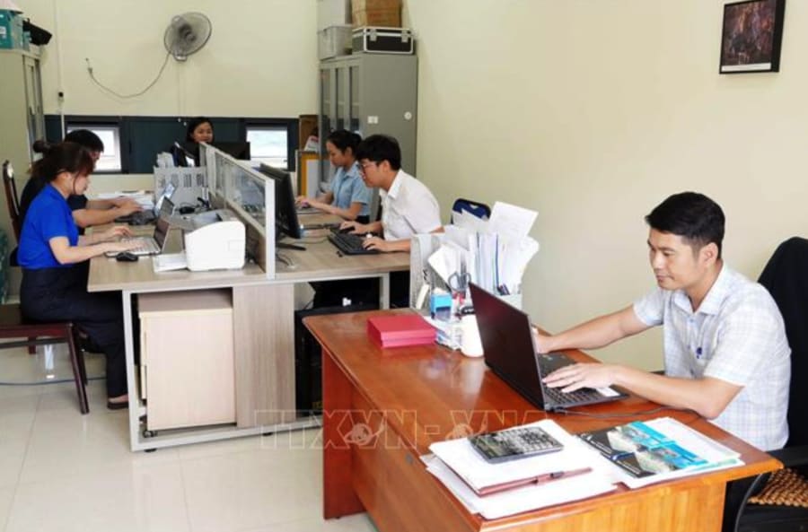 Cán bộ phòng kinh doanh của Trung tâm Du lịch Phong Nha-Kẻ Bàng phải xử lý số lượng lớn đơn hàng mỗi ngày với nhiều yêu cầu dịch vụ khác nhau của đối tác. 