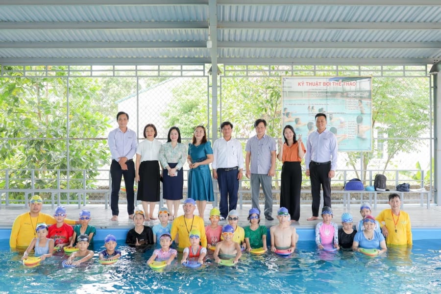 Đại diện dự án bơi an toàn Swim for life cùng nhà tài trợ, chính quyền địa phương khảo sát cuối kỳ một lớp dạy bơi an toàn do dự án tài trợ - Ảnh: NVCC