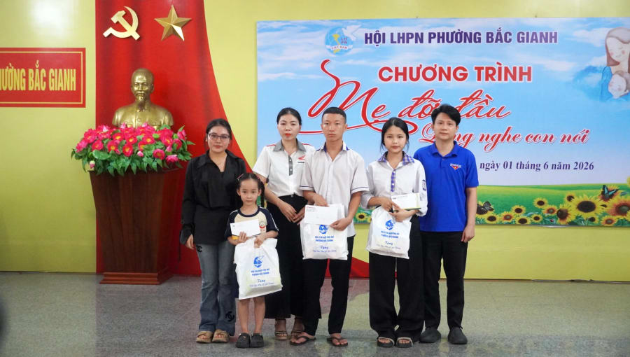 Các tổ chức, cá nhân hảo tâm trao quà và kinh phí hỗ trợ cho trẻ em - Ảnh: N.M
