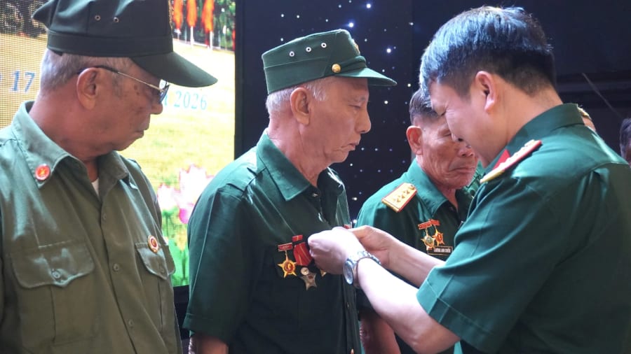 Đại diện Bộ Tư lệnh Pháo binh – Tên lửa anh hùng đã trao tặng kỉ niệm chương Pháo binh cho 26 hội viên tiêu biểu - Ảnh: H.T