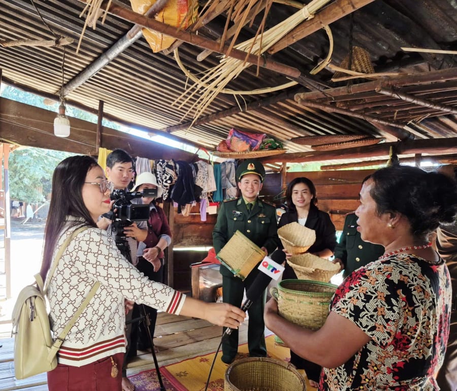 Nhà báo Kăn Sương (ngoài cùng, phía tay trái) trong một chuyến tác nghiệp ở vùng cao Quảng Trị - Ảnh: Q.H
