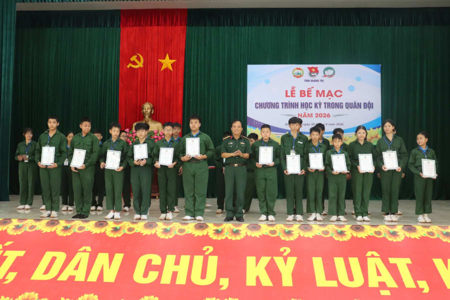 Nghi thức trao giấy chứng nhận hoàn thành xuất sắc chương trình “Học kỳ trong quân đội” năm 2026 cho các học viên.