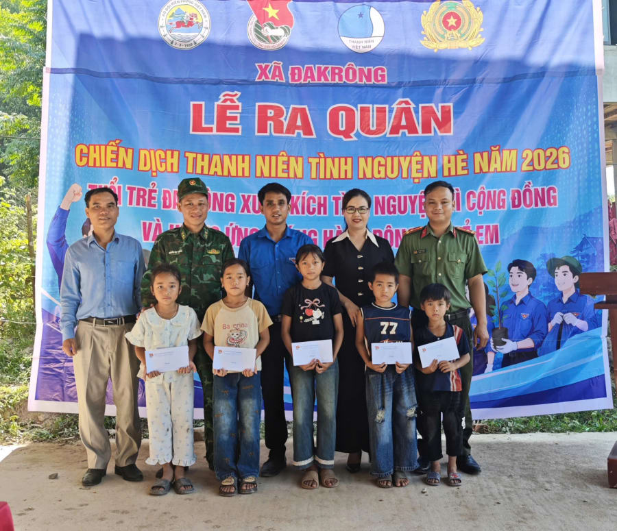  Ban tổ chức trao tặng các phần quà ý nghĩa cho học sinh vượt khó học giỏi trên địa bàn xã Đakrông - Ảnh: K.S