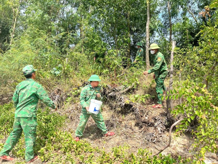 Các lực lượng tham gia chữa cháy rừng tại xã Đông Trạch - Ảnh: T.Đ