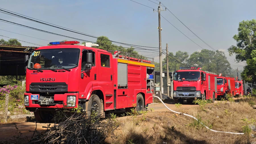 Nhiều xe chuyên dụng được huy động, chia thành nhiều hướng để chữa cháy tại xã Triệu Cơ và Vĩnh Định - Ảnh: Lê Trường