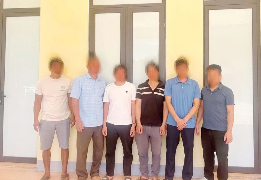 Các đối tượng đánh bạc trái phép bằng hình thức cá độ bóng đá vừa bị Công an xã Tân Thành bắt bắt quả tang - Ảnh: CAXTT
