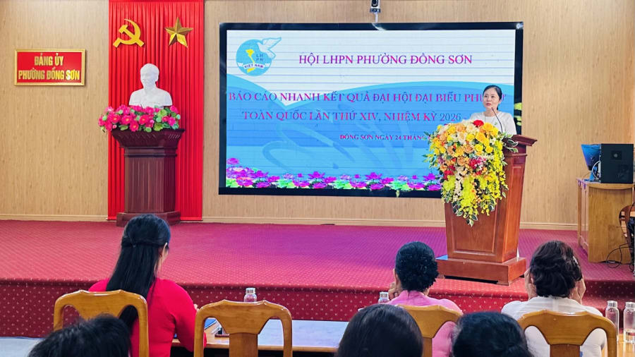 Chủ tịch Hội Liên hiệp Phụ nữ phường Đồng Sơn thông tin nhanh những kết quả nổi bật của Đại hội đại biểu Phụ nữ toàn quốc lần thứ XIV, nhiệm kỳ 2026-2031 - Ảnh: B.N