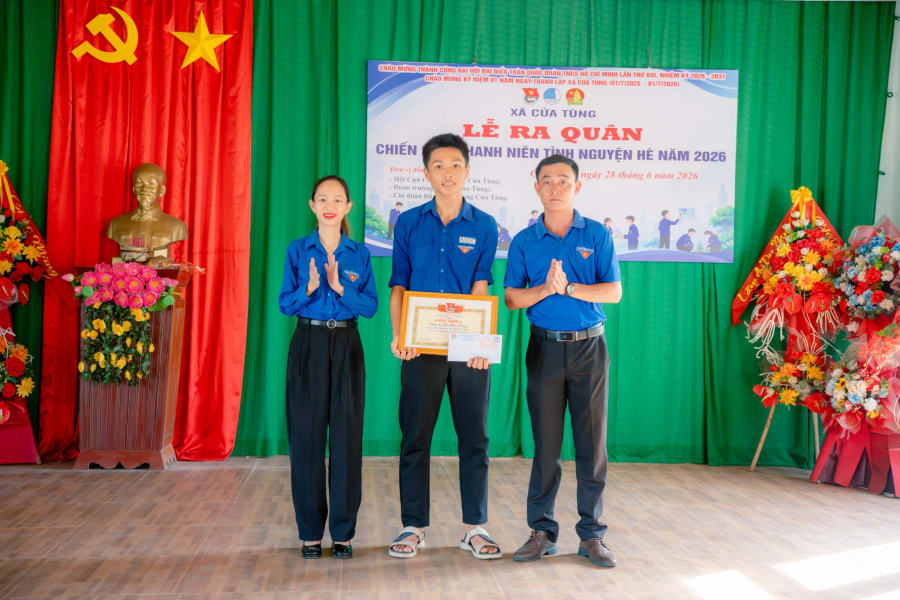 Học sinh Lê Đức Trung nhận Giấy khen của Ban Chấp hành Đoàn xã Cửa Tùng - Ảnh: UBND xã Cửa Tùng