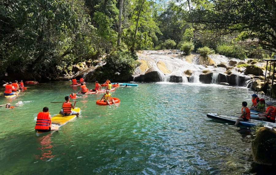 Du khách thỏa sức trải nghiệm, khám phá thiên nhiên tại Khu du lịch sinh thái Chà Cùng - Ảnh: L.Lan