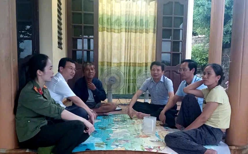 Hình ảnh lãnh đạo phường Đồng Hới kiên trì thực hiện công tác vận động - Ảnh: P.V