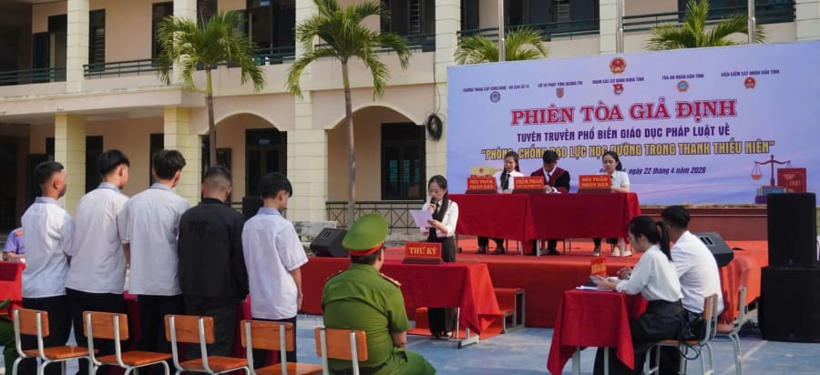 Phiên tòa giả định về chủ đề phòng, chống bạo lực học đường tại Trường trung cấp Công nghệ-Du lịch số 10 - Ảnh: Đ.N