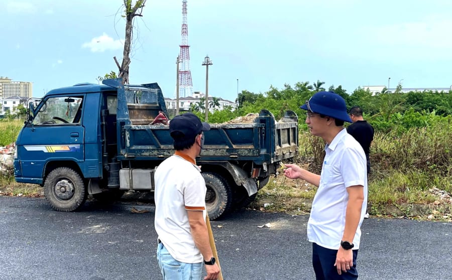 Lãnh đạo Trung tâm Dịch vụ tổng hợp phường Đồng Hới trực tiếp kiểm tra, nhắc nhở trường hợp vi phạm đổ rác không đúng quy định - Ảnh: H.Tr.