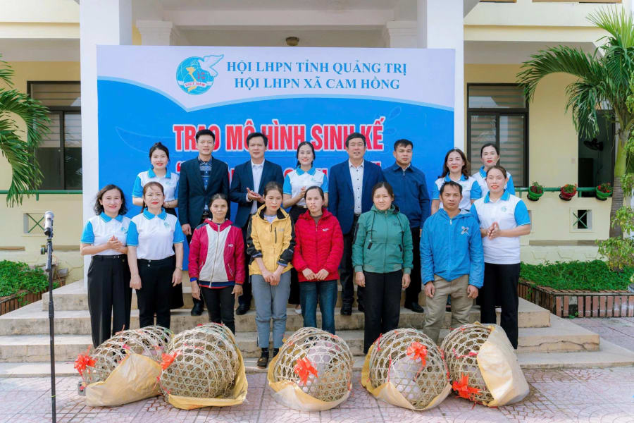 Hội Liên hiệp Phụ nữ xã Cam Hồng tổ chức Chương trình Trao mô hình sinh kế cho hội viên có hoàn cảnh khó khăn - Ảnh: B.C
