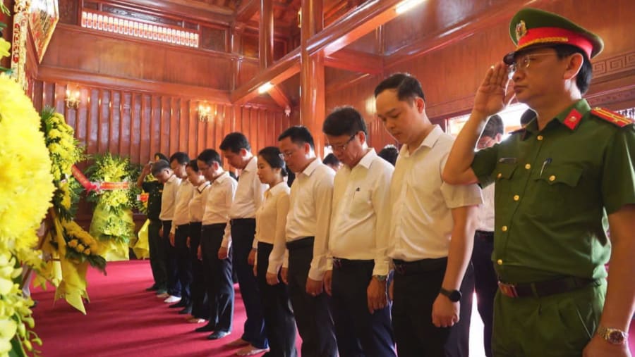 Đoàn đại biểu dâng hoa, dâng hương, dành phút mặc niệm tưởng nhớ công lao to lớn của các anh hùng liệt sĩ tại Khu Di tích lịch sử quốc gia đặc biệt Bến phà Gianh - Ảnh: P.V