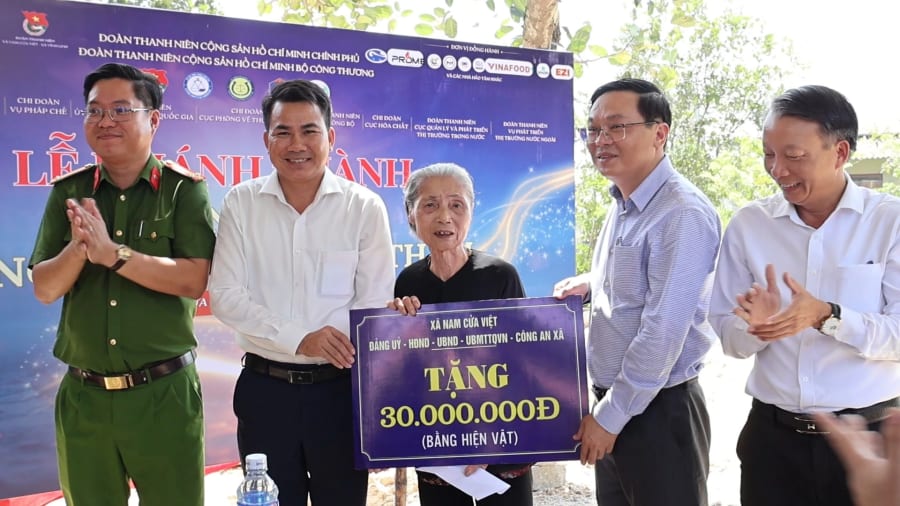 Lãnh đạo xã Nam Cửa Việt trao quà cho bà Nguyễn Thị Thâm, người cao tuổi neo đơn có hoàn cảnh khó khăn tại thôn Lưỡng Kim.