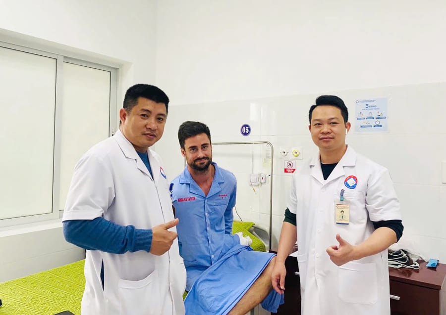 Giỏi chuyên môn, giỏi ngoại ngữ, các bác sĩ trẻ tại Bệnh viện hữu nghị Việt Nam-Cuba Đồng Hới trở thành những đại sứ góp phần tạo dựng hình ảnh một điểm đến an toàn, thân thiện và chuyên nghiệp - Ảnh: H.L