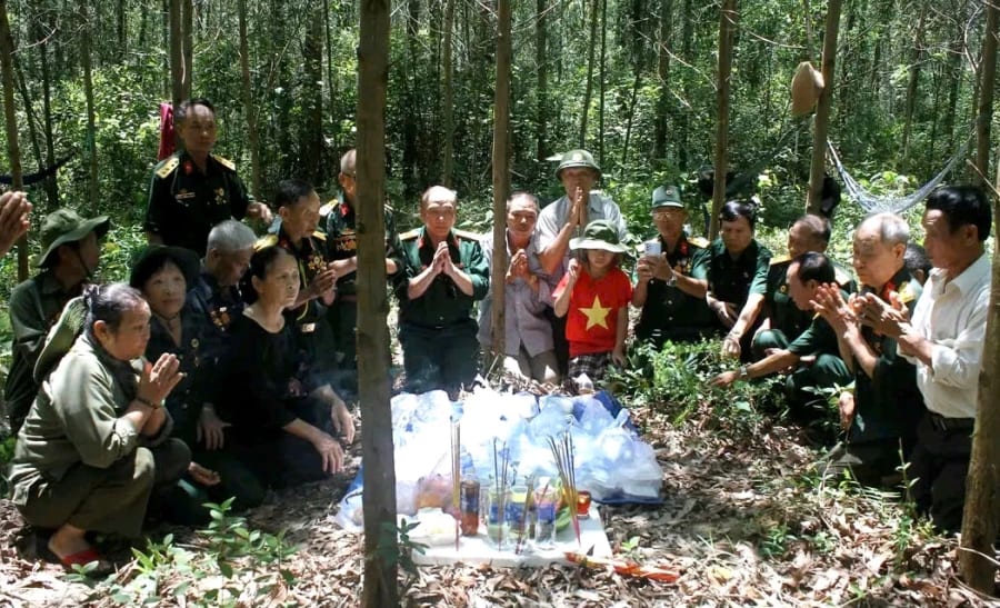 Hội Cựu chiến binh xã Hiếu Giang phối hợp tìm kiếm, cất bốc hài cốt liệt sĩ trên địa bàn - Ảnh: N.S