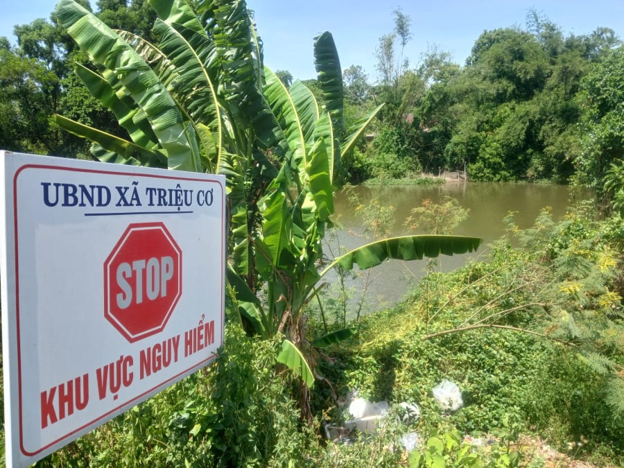 Cảnh báo khu vực nguy hiểm ven sông Vĩnh Định -Ảnh: P.X.D