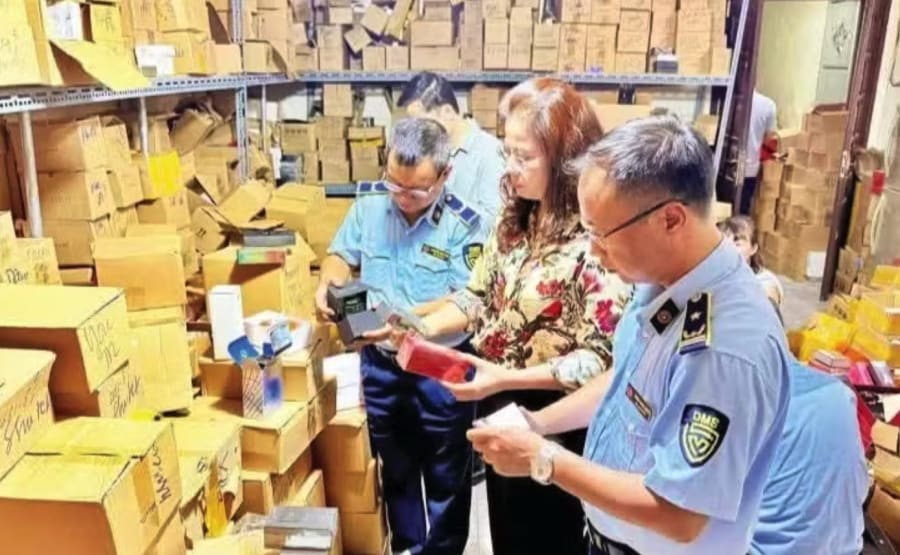 Đội Quản lý thị trường số 14 kiểm tra kho hàng mỹ phẩm tại Hà Nội.