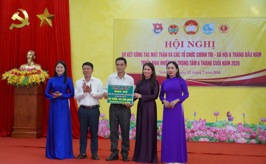 Đại diện lãnh đạo Ủy ban MTTQ Việt Nam xã Nam Trạch tiếp nhận hỗ trợ của các tổ chức, đơn vị - Ảnh: L.M