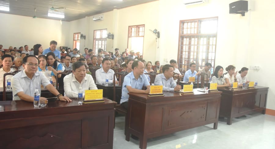 Các đại biểu tham dự chương trình trao quà - Ảnh: Đ.V
