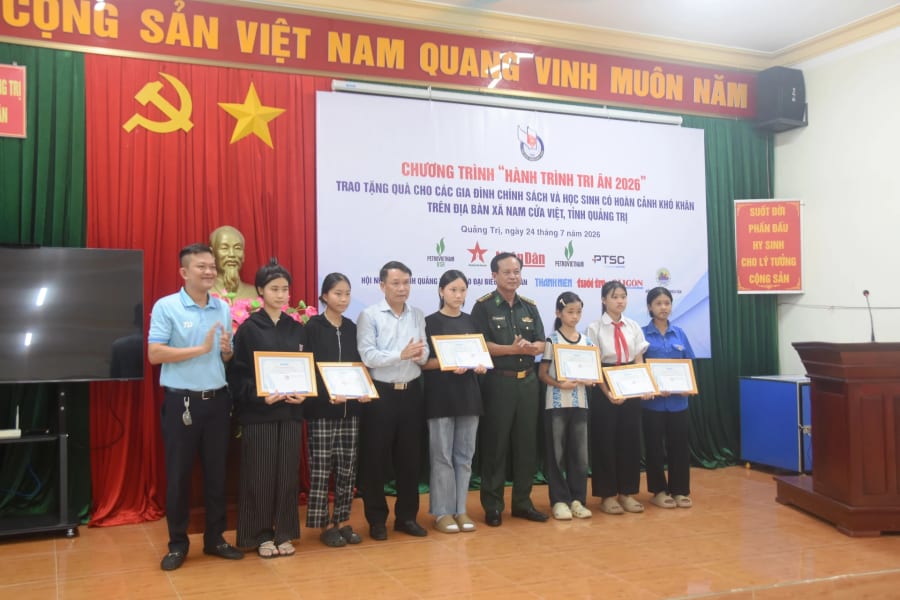 Trao tặng quà cho các em học sinh có hoàn cảnh khó khăn tại xã Nam Cửa Việt - Ảnh: Đ.V