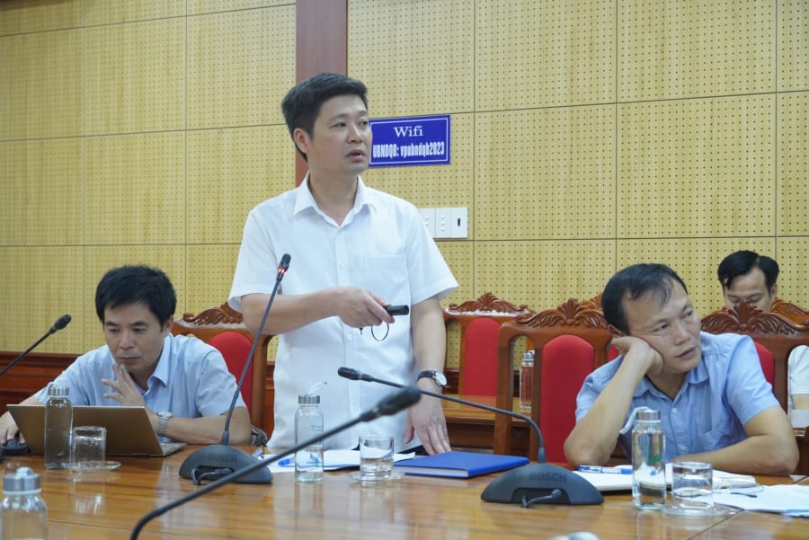 Đại diện Trung tâm Phát triển Quỹ đất tỉnh báo cáo một số nội dung liên quan quỹ đất hai bên tuyến đường Trương Pháp - Ảnh: HL