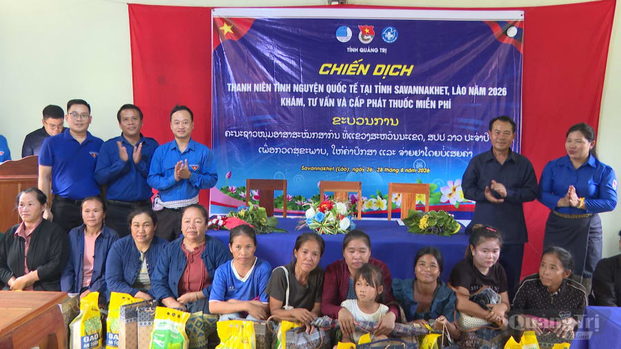 Tặng quà cho người dân huyện Outhoumphon, nước CHDCND Lào - Ảnh: Q.N

3 +4. Thăm khám và phát thuốc miễn phí cho người dân huyện Outhoumphon, nước CHDCND Lào