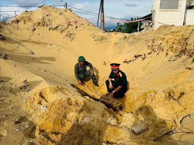 Dưới sự hỗ trợ của Bộ Chỉ huy Quân sự tỉnh Quảng Trị, các lực lượng chức năng đã tiến hành khảo sát và di dời thành công quả bom một cách an toàn, tuân thủ đúng quy định. Ảnh: TTXVN phát