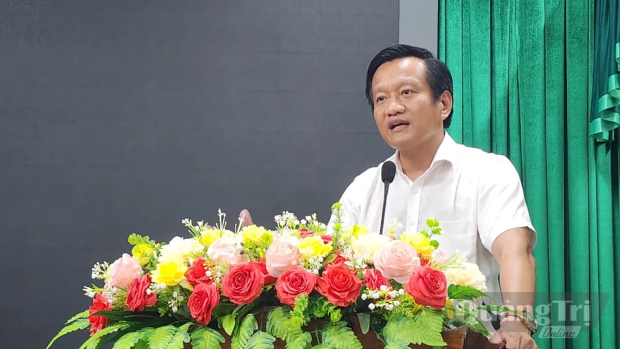 Đại diện lãnh đạo UBND xã Cửa Việt trao đổi, giải thích các nội dung mà người dân quan tâm - Ảnh: Tạ Hưng