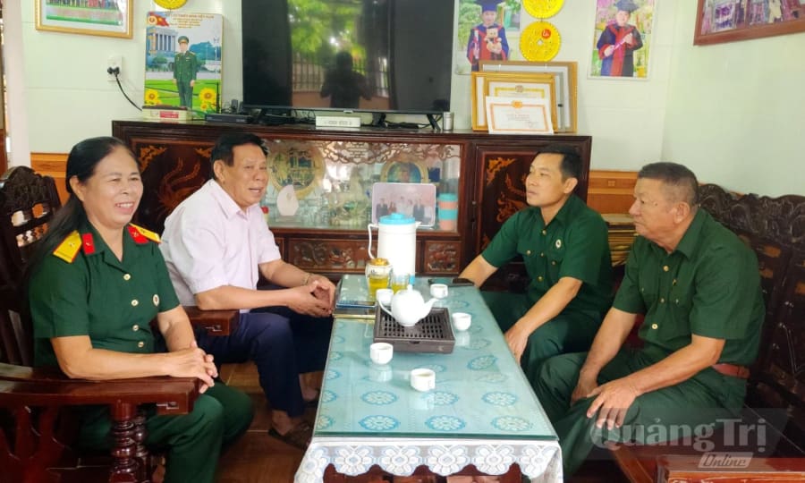Bà Phan Thị Yền cùng các thành viên trong HTX nuôi hươu sao huyện Quảng Ninh - Ảnh: T.L