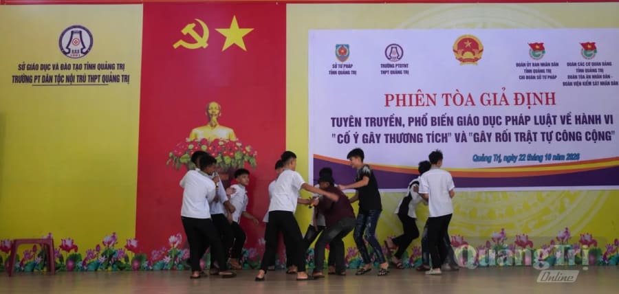 Hoạt cảnh tái hiện hành vi vi phạm giả định - Ảnh: H.T