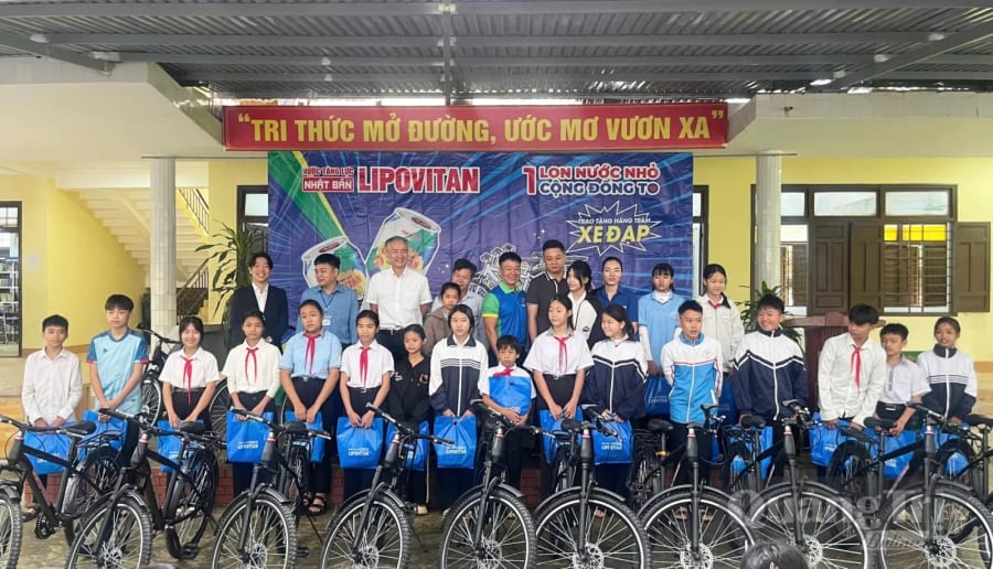 Ban tổ chức trao 20 xe đạp cho học sinh nghèo vượt khó tại xã Kim Phú - Ảnh: X.P