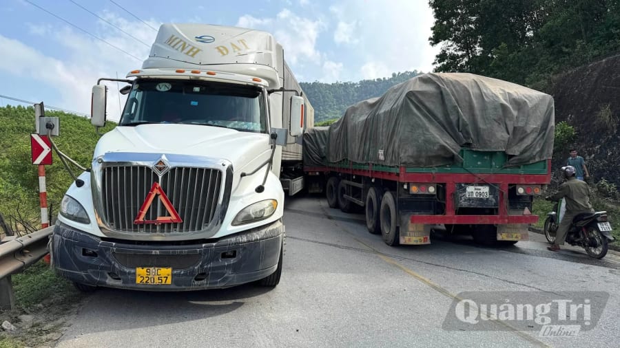 Xe container mang biển kiểm soát 98C-220.57 và xe sơ-mi rơ-moóc mắc kẹt trên Quốc lộ 12A - Ảnh: Quang Ngọc.