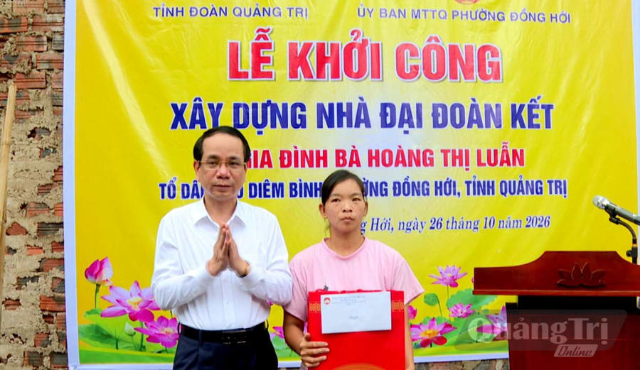 Đồng chí Phan Mạnh Hùng, Bí thư Đảng ủy phường Đồng Hới trao quà hỗ trợ gia đình bà Hoàng Thị Luẫn - Ảnh: P.V