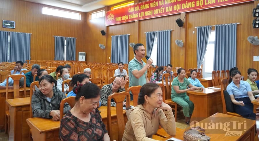 Các hộ dân có đất trong diện thu hồi trao đổi ý kiến, nguyện vọng - Ảnh: H.Tr