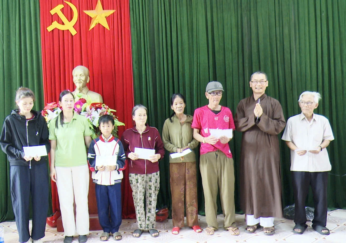 Trao quà cho các nạn nhân chất độc da cam và trẻ em khuyết tật trên địa bàn xã Khe Sanh-Ảnh: K.S