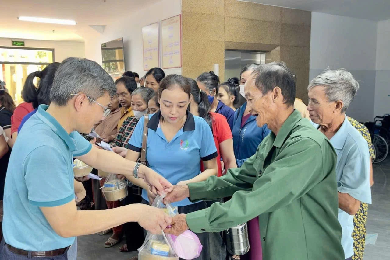 Hình ảnh hoạt động phối hợp của CLB “Bạn của người nghèo-73D1” và các nhà hảo tâm, cung cấp cháo và sữa cho bệnh nhân tại Bệnh viện Đa khoa khu vực Tuyên Hóa - Ảnh: X.V