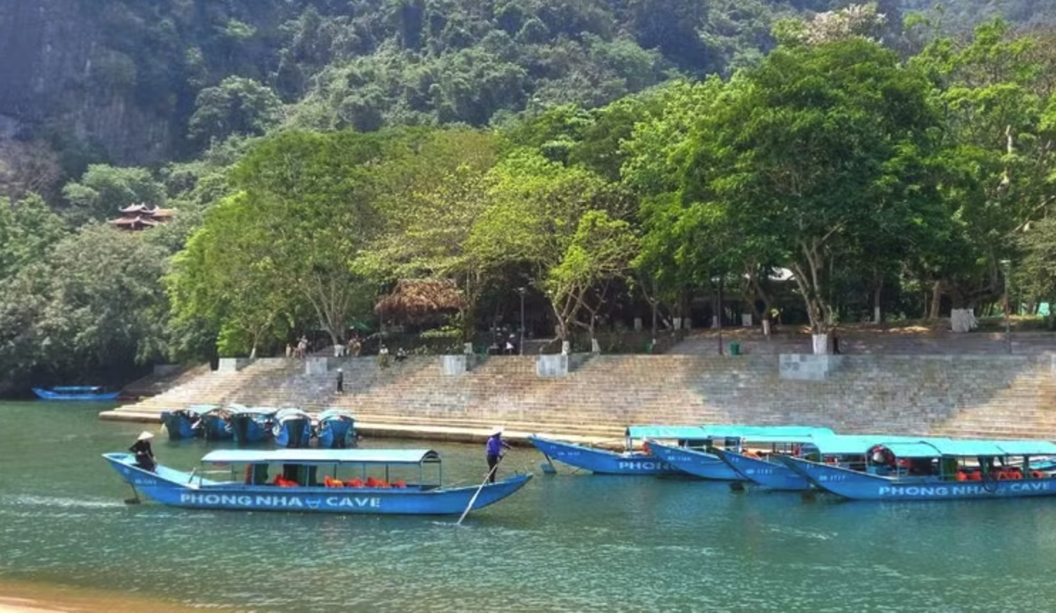 Thuyền đưa khách du lịch thăm động Phong Nha