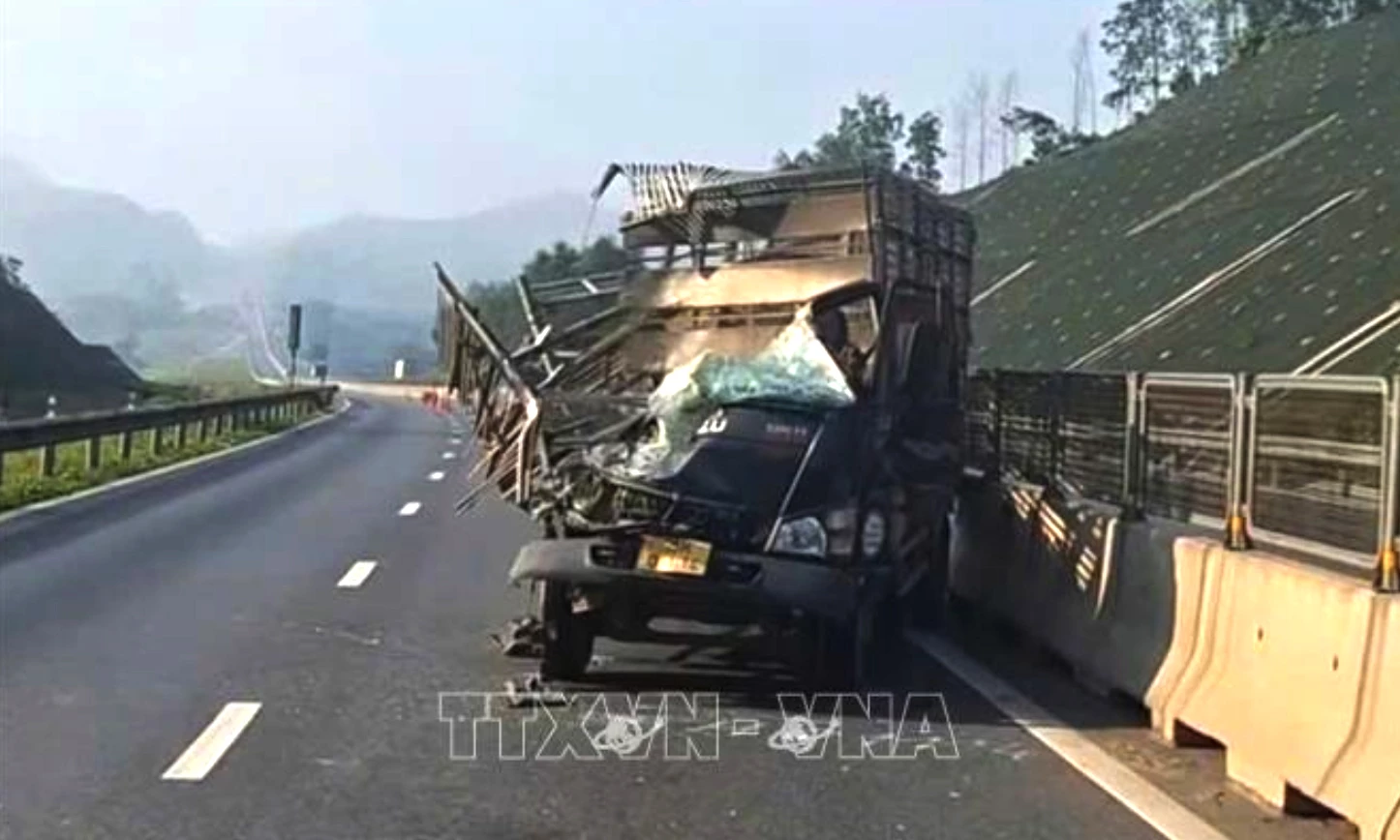 Hiện trường vụ tai nạn giữa xe ô tô tải và xe đầu kéo kéo theo rơ moóc tại km 615+900 cao tốc Bùng-Vạn Ninh, đoạn qua thôn Tân Hội, xã Bắc Trạch (Quảng Trị), khoảng 4 giờ 30 phút ngày 3/5. Ảnh: TTXVN phát