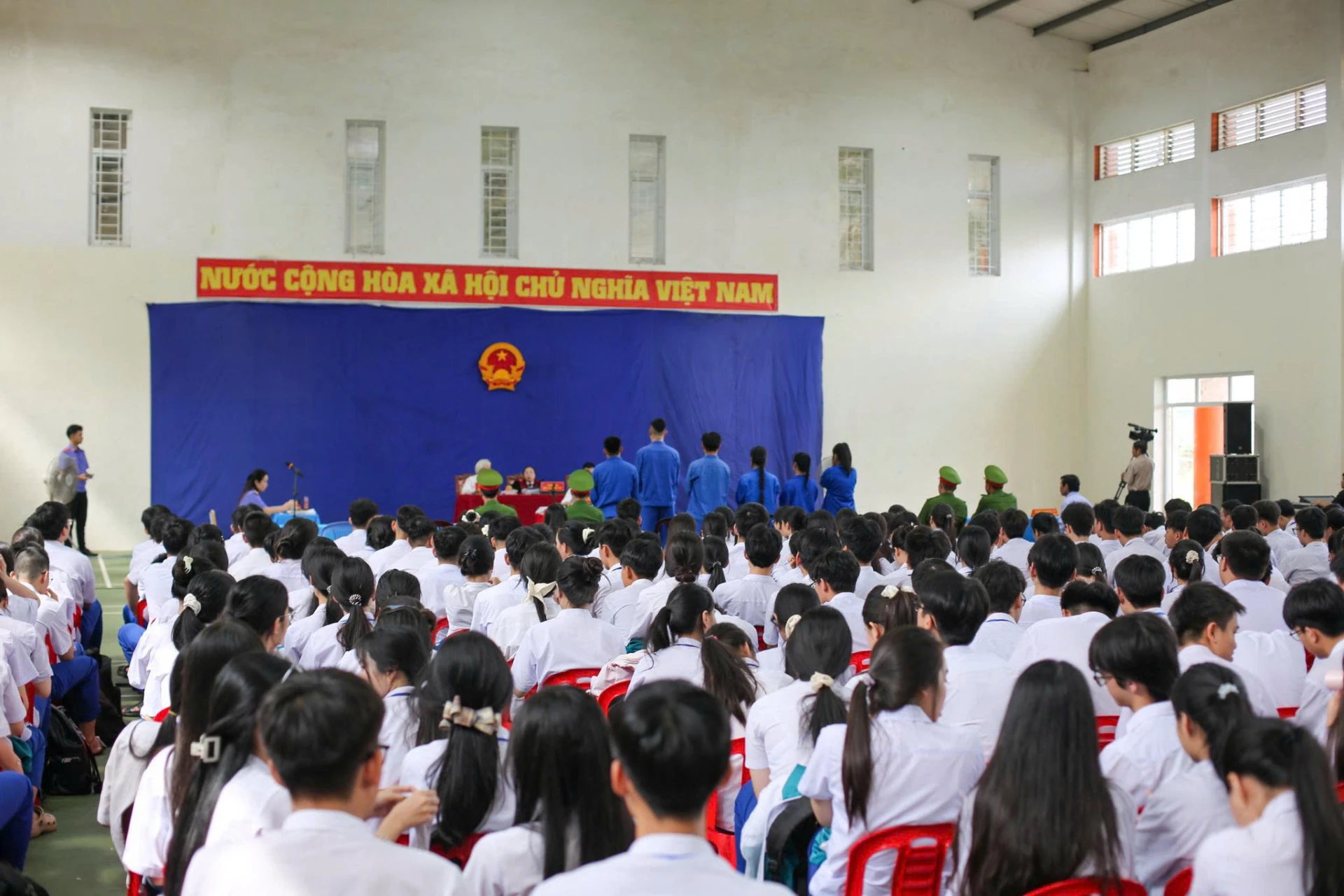 Phiên tòa thu hút đông đảo học sinh theo dõi - Ảnh: MT