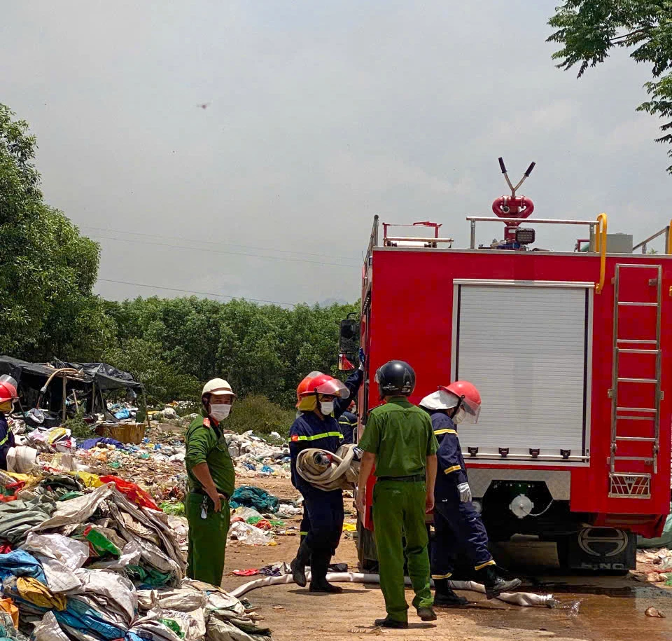 Các lực lượng chức năng nhanh chóng triển khai công tác dập lửa - Ảnh: N.H